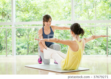 瑜伽健身房健身婦女圖像 37679271