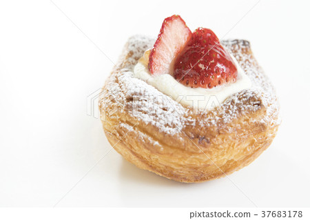 草莓丹麥簡單/白色背景照片 37683178