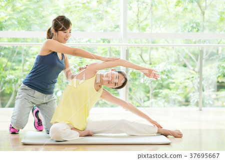瑜伽健身房健身婦女圖像 37695667