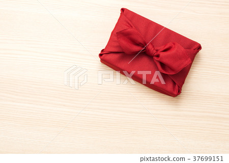 Hand-souvenir wrapped in a furoshiki 37699151