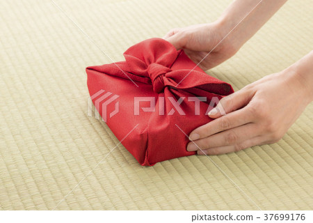Hand of woman handing hand souvenir of bath cloth 37699176