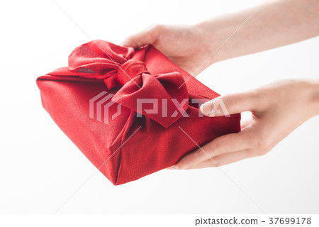 遞浴巾手紀念品的婦女的手 37699178