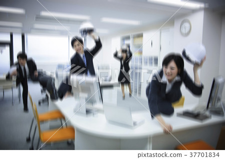 Businessman evacuating in an earthquake 37701834