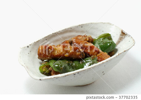 夏季蔬菜和肉類炒，雞肉和青椒充滿了鹹味 37702335