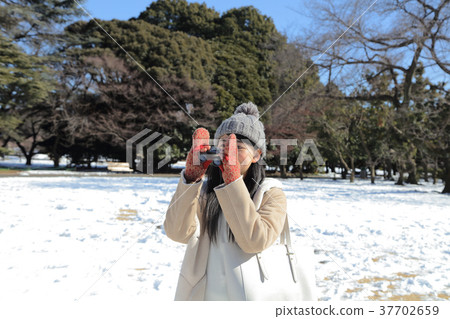 Observe with binoculars Observe with binoculars 37702659