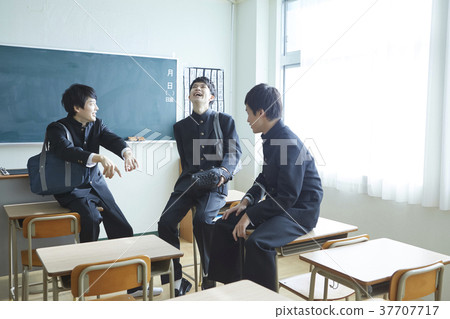 Male students in the classroom 37707717