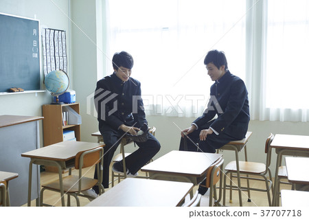 Male students wearing gloves 37707718