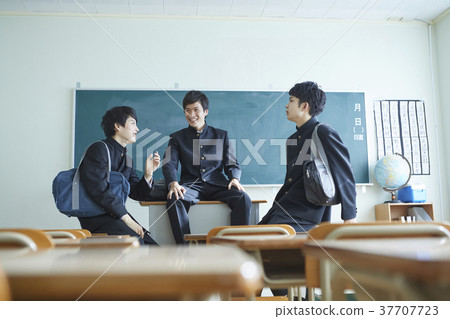 男學生在教室裡 37707723
