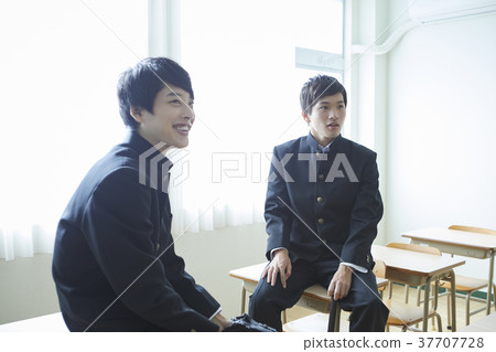 Male students in the classroom 37707728