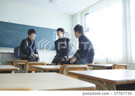 Male students in the classroom 37707730