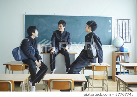 男學生在教室裡 男學生在教室裡 37707743