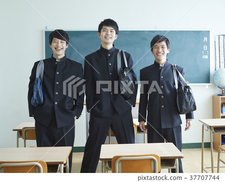 男學生在教室裡 37707744