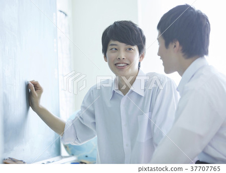 學生們學習 37707765