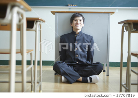 男學生在教室裡 37707819