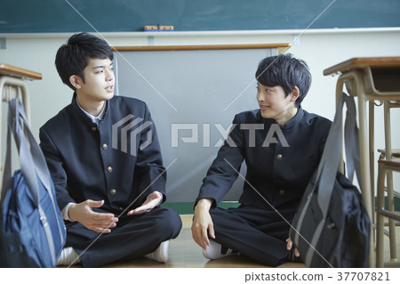 男學生在教室裡 37707821