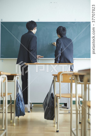 學生們學習 37707823