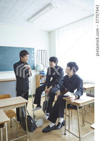 男學生在教室裡 男學生在教室裡 37707842