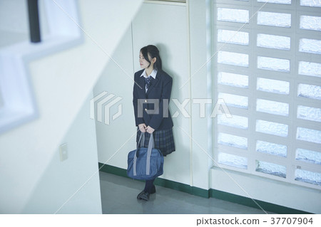 Students standing in the hallway 37707904