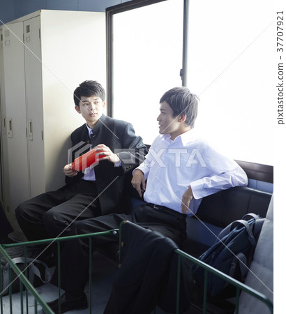 Student in club room 37707921