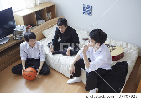 學生和朋友一起在房間裡玩 學生和朋友一起在房間裡玩 37707925