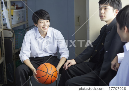 學生在俱樂部裡 37707928