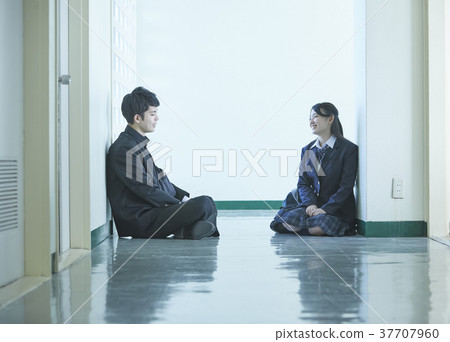 學生在走廊裡說話 學生在走廊裡說話 37707960