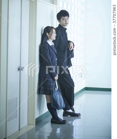 Students speaking in the hallway 37707963