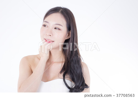 Young beautiful korea woman isolated on white. 37708563