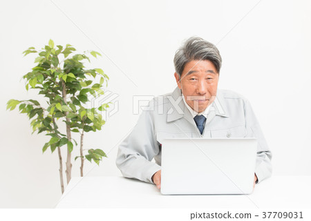 老人工作服計算機 37709031