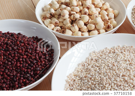 Red bean,soy bean and lotus seed on the table. 37710158