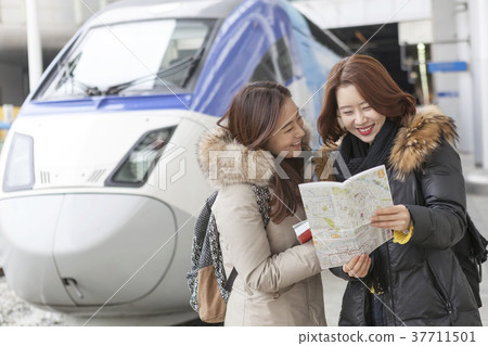 朋友,情侶,火車,旅行 朋友,情侶,火車,旅行 37711501