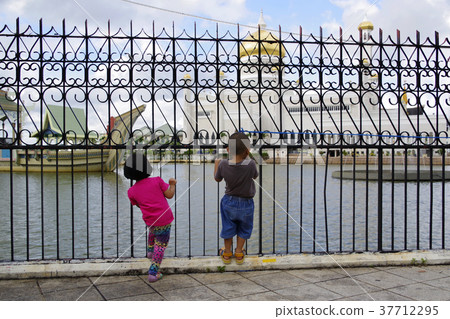 Children staring at Omar Alisai Khuddin Mosque 37712295