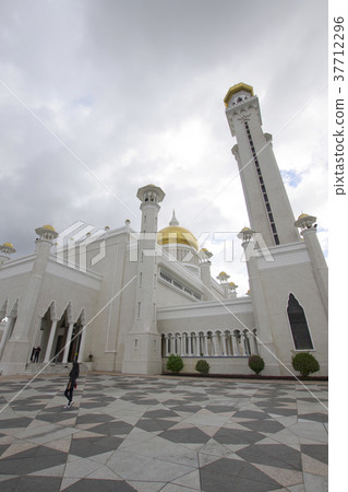Omar Alisaihuddin Mosque, with a beautiful white building 37712296