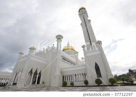 Omar Alisaihuddin Mosque, with a beautiful white building 37712297