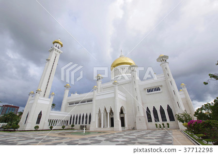 Omar Alisaihuddin清真寺，擁有美麗的白色建築 37712298