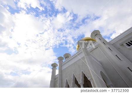 Omar Alisaihuddin Mosque, with a beautiful white building 37712300