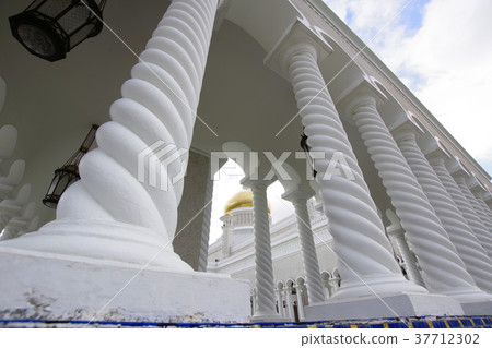 Omar Alisaihuddin Mosque, with a beautiful white building 37712302