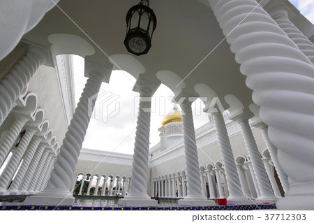Omar Alisaihuddin Mosque, with a beautiful white building 37712303