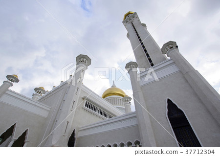 Omar Alisaihuddin Mosque, with a beautiful white building 37712304