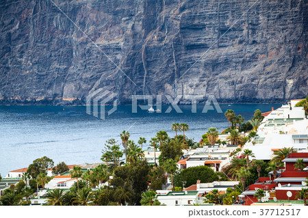 residential apartments in the background of Los 37712517