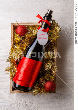 Picture of bottle of wine with card in wooden box 37712717
