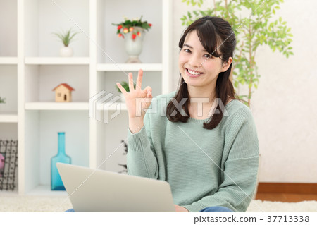 Woman shopping with laptop 37713338