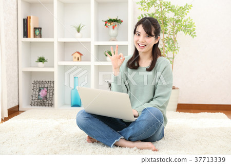 Woman shopping with laptop Woman shopping with laptop 37713339