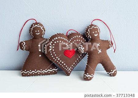 Romantic couple with a big heart Romantic couple with a big heart 37713348