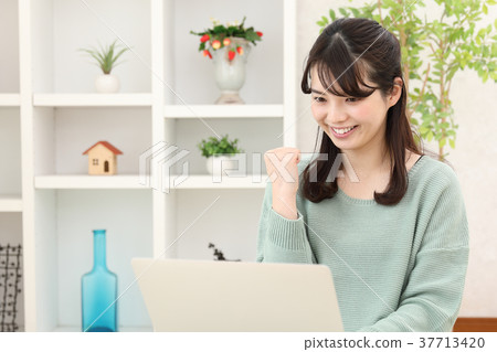 Woman shopping with laptop 37713420