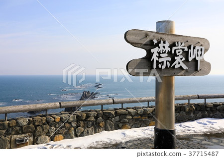 Signs of coral reefs and coral reefs sinking into the sea 37715487