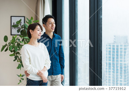 Middle couples relaxing in the living room Middle couples relaxing in the living room 37715912