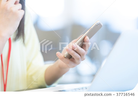 使用平板終端女員工OL商務辦公室女士 使用平板終端女員工OL商務辦公室女士 37716546