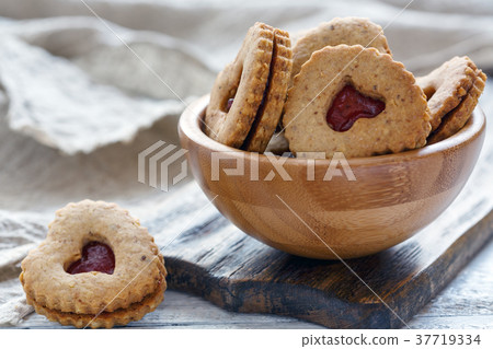 Homemade Linzer cookies with strawberry jam. 37719334