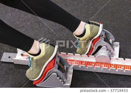 Sprinter in spikes in the blocks indoor Sprinter in spikes in the blocks indoor 37719433